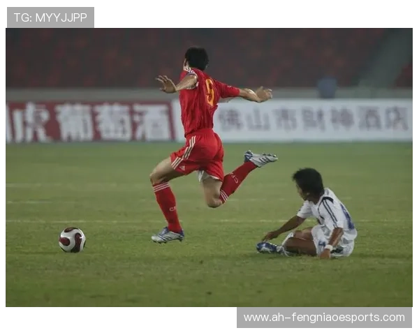 足球球星拿木棍耍帅瞬间引发热议 谁是这一幕背后的焦点人物